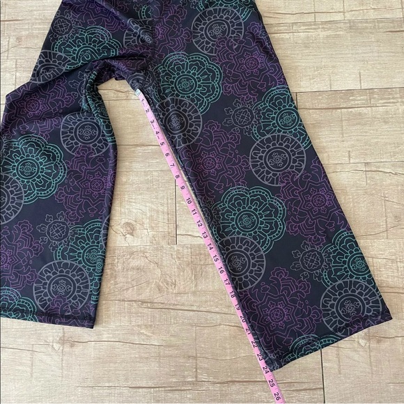 Athleta cropped wide leg yoga pants mandala pattern - Picture 10 of 12